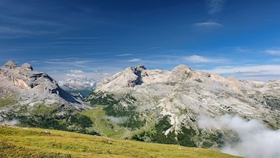Bereits während des Anstiegs auf den Col Bechei genießt man traumverlorene Ausblicke