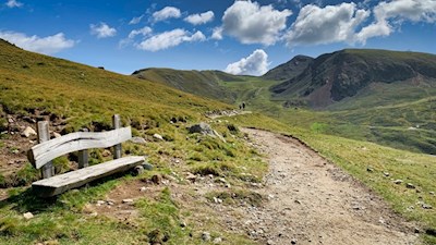 Auf dem Weg zum Kratzberger See laden Bänke zum Verweilen ein