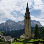 Die Kirche zum heiligen Genesius liegt in aussichtsreicher Lage