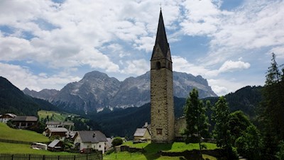 Die Kirche zum heiligen Genesius liegt in aussichtsreicher Lage