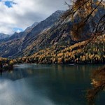 Die raue Bergwelt spiegelt sich im Antholzer See