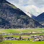 Ausblick auf Mühlen in Taufers und den dahinter aufragenden Schwarzenstein