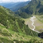 Der Weg zur Teplitzer Hütte windet sich über steile Wiesenhänge