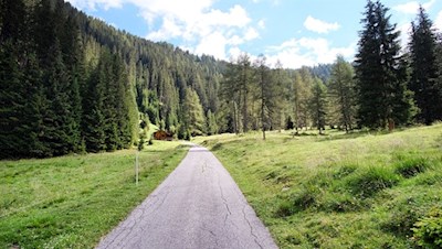 Vom Gsieser Talschluss folgen wir zunächst der kleinen Asphaltstraße