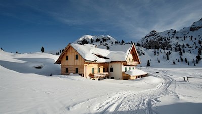 Die Fodara Vedla Hütte im tiefen Winterschlaf