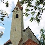 Das einstmals romanische Gotteshaus wurde im 15. Jahrhundert im Stil der Gotik umgebaut