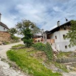 Die Kirche St. Hippolyt mit dem anliegenden Gasthaus