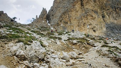 Die nostalgischen Gondeln ersparen den recht steilen Anstieg zur Toni-Demetz-Hütte