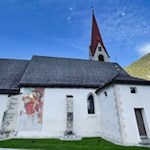Die Wanderung zur Hofstatt Alm beginnt bei der Kirche St. Walburg