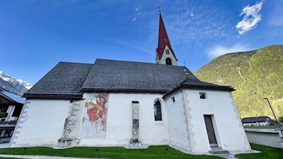 Die Wanderung zur Hofstatt Alm beginnt bei der Kirche St. Walburg