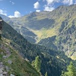 Über steil abfallende Hänge zu den Spronser Seen