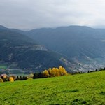 Unser Blick fällt auf das tiefer gelegene Dorf Albeins bei Brixen