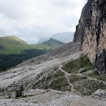 Der Weg Nr. 526 schlängelt sich zu Füßen des Langkofel zur Langkofelhütte