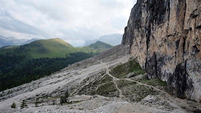 Der Weg Nr. 526 schlängelt sich zu Füßen des Langkofel zur Langkofelhütte
