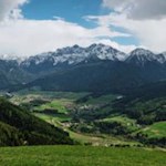 Von Wiesen, Wäldern und Bergen umrahmt: Olang aus der Vogelperspektive