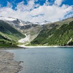 Im Hintergrund ragen mächtige Dreitausender in die Höhe