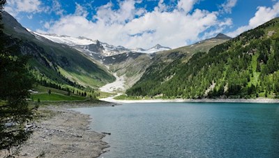 Im Hintergrund ragen mächtige Dreitausender in die Höhe