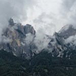 Nebelschleier umspielen die jäh aufragenden Felswände des Schlern