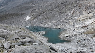 Malerischer Gletschersee am Neves Höhenweg