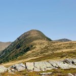 Hinter der Platte erhebt sich der Sambock