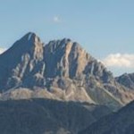 Den markanten Peitlerkofel sieht man kurz vor der Einkehr in die Rastnerhütte 