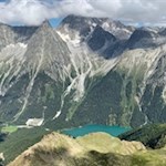 Am-Fuße-der-Roten-Wand-schimmert-der-Antholzer-See