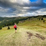 Durch schöne Almwiesen hinab zur Saraghes Hütte