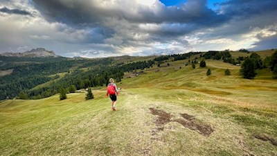 Durch schöne Almwiesen hinab zur Saraghes Hütte
