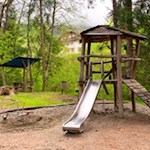 Die Kinderwelt Olang wird von Wald umsäumt