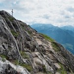 Dank der Seilsicherungen ist die leicht ausgesetzte Passage am Gipfelgrat des Schönberg einfach zu meistern
