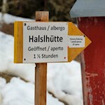Die Winterwanderung zur Halslhütte ist mit eineinhalb Stunden ausgeschildert