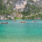 Boote gleiten über den Pragser Wildsee