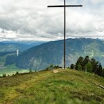 Die Geige wird von einem hohen Gipfelkreuz gekrönt
