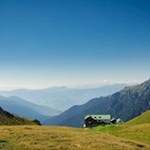 Sulla via del ritorno, il rifugio Genova invita a fermarsi per una pausa