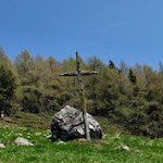 Kreuzgeschmückter Aussichtspunkt auf dem Weg zum Grünbachsee