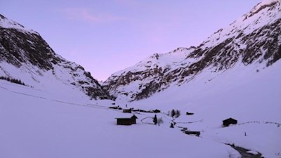 Die Fane Alm in kühles, weißes Nass gebettet