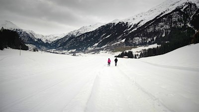 Auf sanften Wegen durch die verschneite Tallandschaft