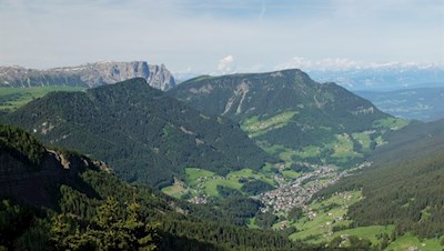 Blick auf St. Ulrich, den Puflatsch und den Schlern