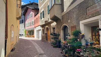 Die mittelalterlich geprägte Stadtgasse in Klausen