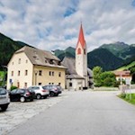 Parkplatz bei der Dorfkirche in Weißenbach
