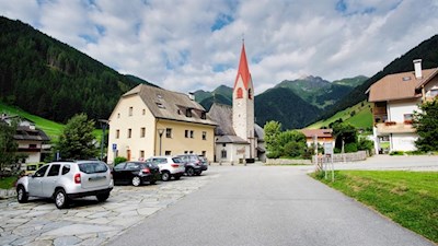 Parkplatz bei der Dorfkirche in Weißenbach