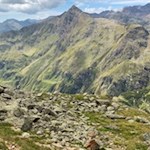 Durch steinbeschlagene Wiesen zum Pfurnsee