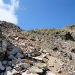 Vom Getrumsee führt der Steig über stein- und felsbeschlagene Hänge