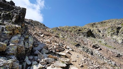 Vom Getrumsee führt der Steig über stein- und felsbeschlagene Hänge