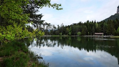 Ursprünglich für die Fischzucht angelegt, ist das Fischen heute am Völser Weiher verboten