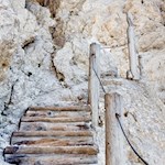 Über stufenförmig angelegte Holzplanken auf das Tschagerjoch