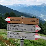 Der Anstieg auf die Weißspitze ist mit 2:20 h ausgeschildert