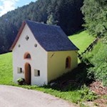 Bei der kleinen Kapelle geht die Wanderung in den Weg Nr. 1 über