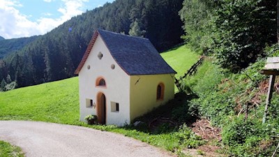 Bei der kleinen Kapelle geht die Wanderung in den Weg Nr. 1 über
