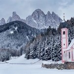 St-Johann-Kirche-vor-der-Kulisse-der-Villnösser-Geisler